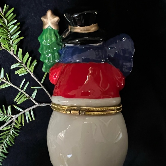 Greenbrier Porcelain Hinged Trinket Box, Snowman with Tree & Lantern. - Picture 7 of 12